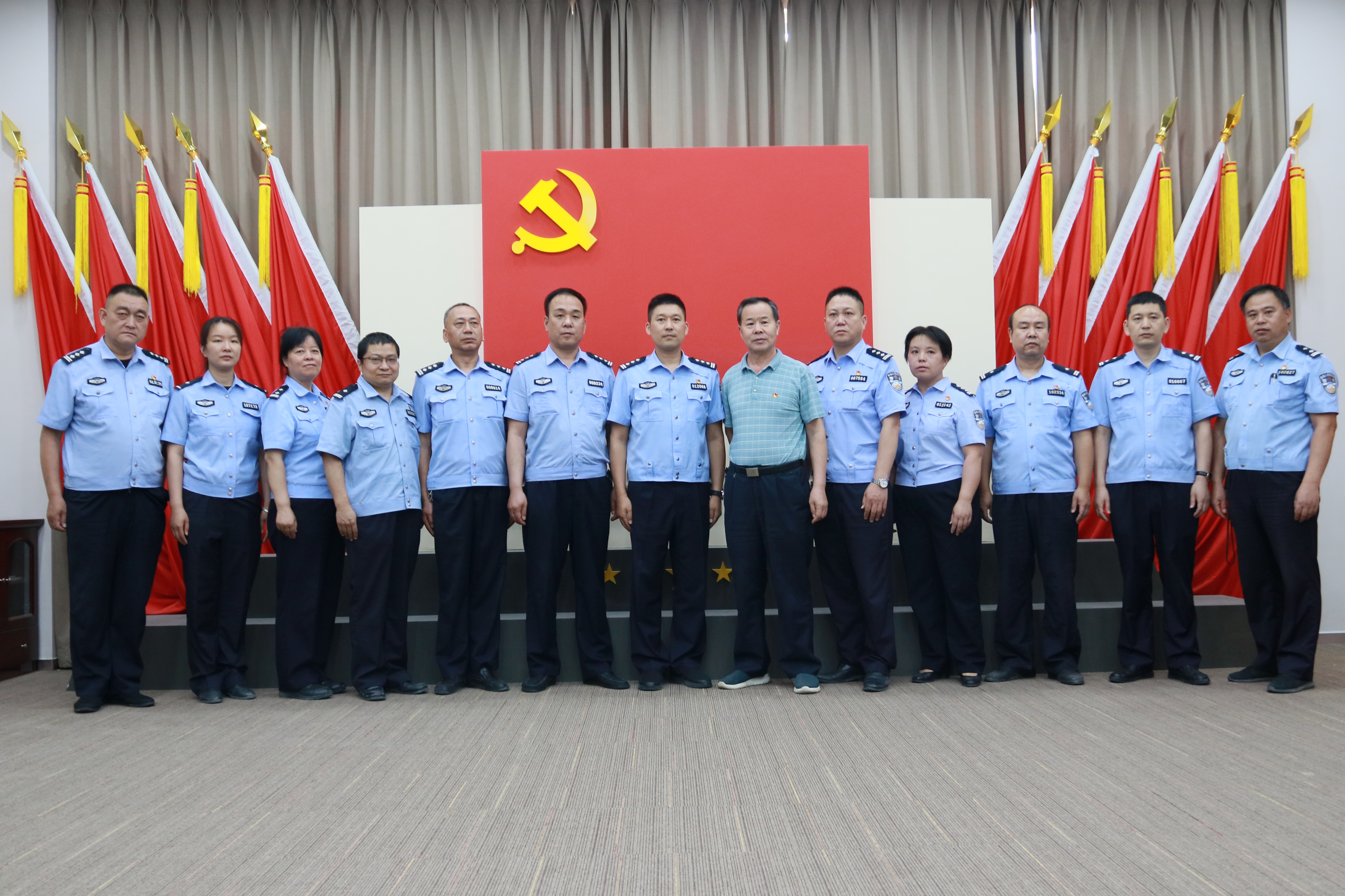 新蒲建設(shè)集團黨支部與汝河路派出所黨支部“學(xué)黨史、知黨恩、跟黨走”主題警企黨建聯(lián)建共建活動