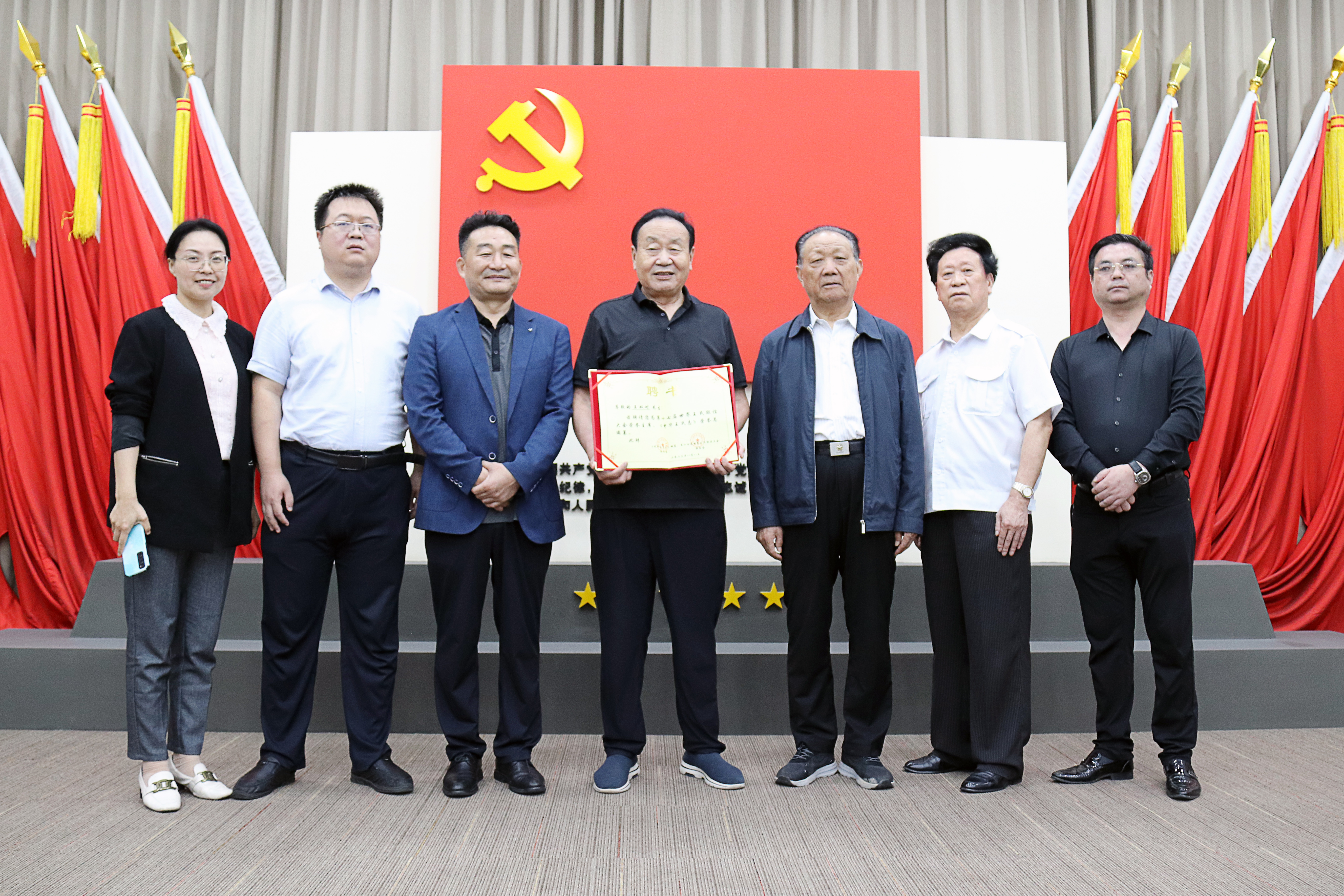 河南省王氏文化研究會(huì)一行蒞臨新蒲建設(shè)集團(tuán)參觀交流，并為集團(tuán)董事局主席王雙對(duì)頒發(fā)聘書