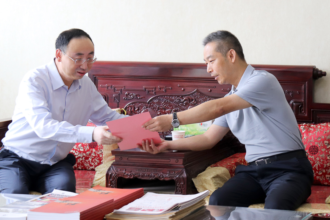 中原區(qū)區(qū)委常委、常務(wù)副區(qū)長(zhǎng)劉斌一行蒞臨新蒲建設(shè)集團(tuán)走訪調(diào)研，并送來(lái)感謝信